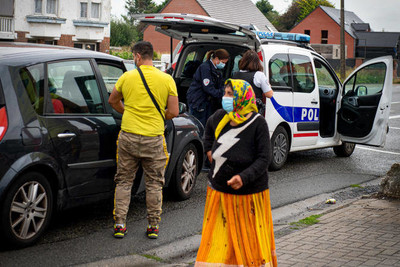 Des populations roms sous le coup d’obligations de quitter le territoire lors de leur reconduite à la frontière belge, le 25 août 2020. PASCAL BONNIERE/LA VOIX DU NORD/MAXPPP