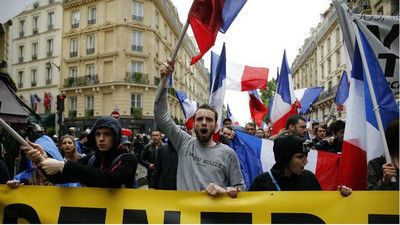 Des militants français de Génération Identitaire manifestent contre l'immigration à Paris, le 28 mai 2016. Crédit : Reuters