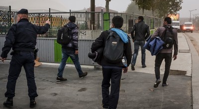  Des migrants Porte de la Chapelle à Paris, le 26 octobre 2017.©Simon LAMBERT/HAYTHAM-REA 