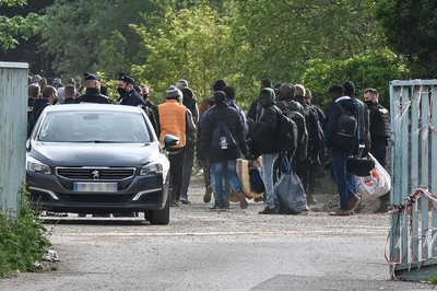 Un important dispositif policier a été mobilisé, vendredi 4 juin 2021, pour procéder à l’évacuation d’environ 600 migrants qui occupaient depuis quelques mois la friche « Magnesia », sur la route de Saint-Omer, près de Calais. DENIS CHARLET / AFP