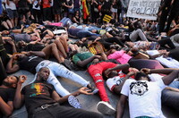A Madrid, manifestation le 26 juin 2022, deux jours après le drame de Melilla qui avait abouti à la mort d’au moins 23 personnes. Les militants rejouent l’étalage des corps après que plus de 2 000 migrants africains avaient tenté de pénétrer dans l’enclave espagnol située en territoire marocain. NACHO DOCE / REUTERS