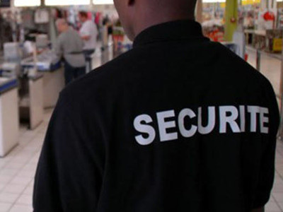 Un agent de sécurité dans un hypermarché (©Facebook)