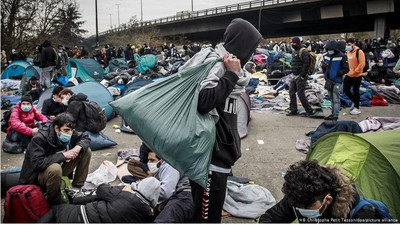 Des migrants entassés dans un campement en Seine-Saint-Denis au nord de Paris. Crédit : Picture alliance