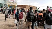 Manifestation de Sénégalais à Agadez, au Niger, pour dénoncer les conditions d'attente des retours volontaires, organisés par l'OIM. Septembre 2022. Crédits : Infomigrants
