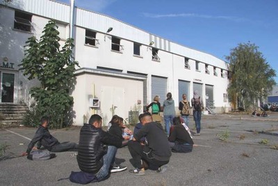 Devant l’entrepôt occupé par des migrants, dans une zone industrielle au sud-est de Rennes, le 14 septembre. OLIVIER BERREZAI / OUEST FRANCE/MAXPPP