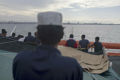 Des migrants au large de l'Italie à bord de l'Océan Viking, un navire humanitaire en Méditerranée, le 4 septembre. (Jeremias Gonzalez/AP)
