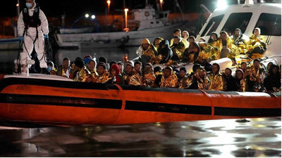 Des migrants secourus arrivent dans un port de Calabre, le 14 novembre 2021. Crédit : Picture alliance