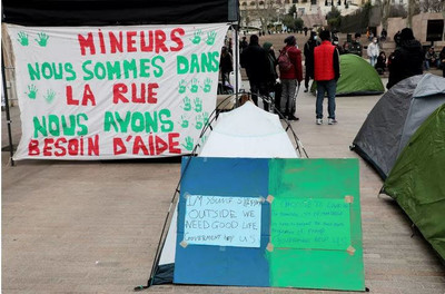  Mardi 2 mars, des mineurs isolés étrangers, accompagnés par le Collectif 59 Saint-Just se sont rassemblés devant la mairie de Marseille • © VALERIE VREL / MaxPPP