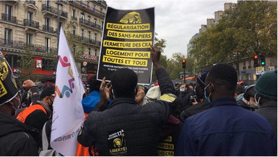 Des milliers de personnes ont manifesté à Paris samedi 17 octobre 2020 pour réclamer la régularisation des sans-papiers. Crédit : InfoMigrants