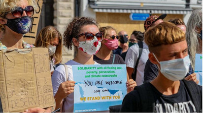 Des manifestants pro-migrants rassemblés à Douvres, le 5 septembre 2020. Crédit : Imago