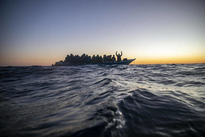 Le 12 février 2021, des migrants sont secourus par une ONG espagnole en mer Méditerrannée. BRUNO THEVENIN / AP