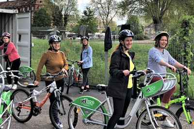 Des femmes réfugiées ou demandeuses d’asile apprennent à faire du vélo dans le parc du Heyritz, à Strasbourg. LVE