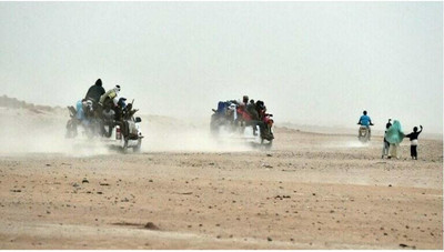 Des pick-up chargés de migrants quittent le nord du Niger pour rejoindre la Libye. Crédit : AFP
