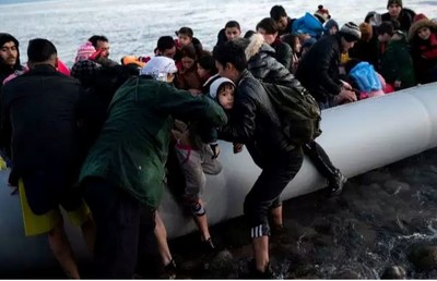 Des migrants d’Afghanistan arrivent en canot sur une plage de l’île de Lesbos, en Grèce, le 2 mars 2020. ALKIS KONSTANTINIDIS / REUTERS
