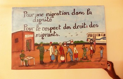 A Niamey, tableau peint pour l’ONG nigérienne JMED, qui lutte contre la pauvreté pour retenir les jeunes qui veulent partir. • Crédits : Catherine Guilyardi - De facto 2019