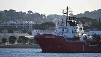 L'Ocean Viking, aux abords du port de Toulon ce vendredi. / AFP - Christophe Simon