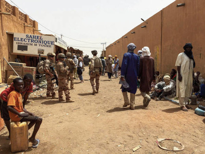 Soldats français au marché de Menaka, au Mali, à la fin du mois de juin. Après des années de conflit, le marché est en train de se reconstruire. Photo Marie Wolfrom / AFP