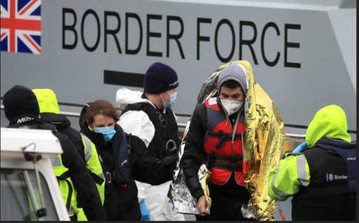 Un groupe de personnes identifiées comme étant des migrants le 27 novembre à Douvres, dans le sud de l’Angleterre. Gareth Fuller / AP