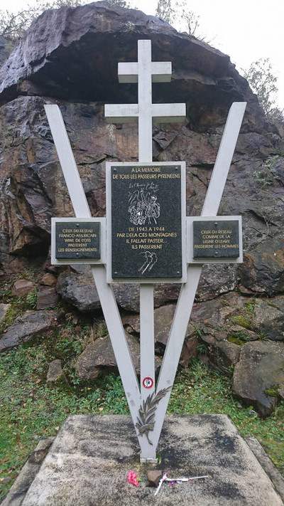Plaque commémorative à la mémoire des passeurs ariégeois (Oust, Ariège)