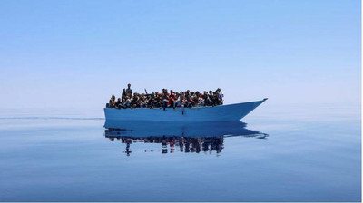 Des migrants en mer Méditerranée, secourus par le navire humanitaire de MSF, le Geo Barents (illustration). Crédit : MSF
