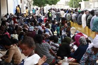 Des milliers de migrants s'étaient massés début octobre devant le centre du HCR à Tripoli. Crédit : Twitter de Kaka Fur