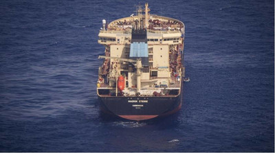 La Maersk Etienne attend de pouvoir débarquer ses 27 rescapés depuis le 4 août. Crédit : Sea Watch Mediateam