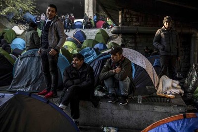 Des demandeurs d’asile lors d’une opération d’évacuation d’un camp de fortune de la porte de la Chapelle, à Paris, le 4 avril. CHRISTOPHE ARCHAMBAULT / AFP
