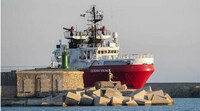 L'Ocean Viking entre dans un port sicilien en juin 2020. (GIOVANNI ISOLINO / AFP)