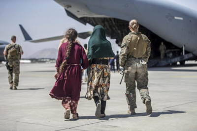 Evacuation d’une famille à l’aéroport international de Kaboul, le 24 août 2021. SGT. SAMUEL RUIZ / AP 