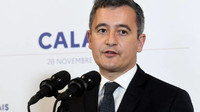 Le ministre de l'Intérieur Gérald Darmanin lors d'une conférence de presse à Calais (Pas-de-Calais), le 28 novembre 2021. (FRANCOIS LO PRESTI / AFP)
