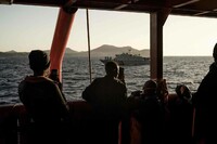 Des migrants à bord de l’« Ocean-Viking » avant leur débarquement à Toulon, le 11 novembre 2022. VINCENZO CIRCOSTA / AFP