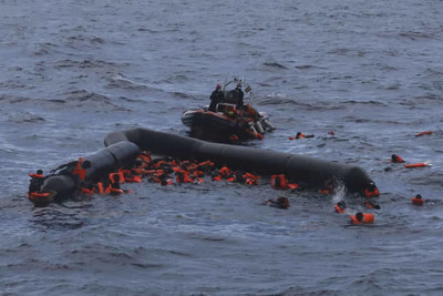 Ces deux derniers jours, le navire de l’ONG Open Arms a sauvé 200 personnes au cours de trois opérations. Sergi Camara / AP