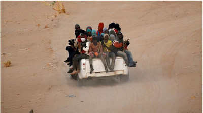 Des migrants entrent en Libye via le désert du Sahara, en 2016. Crédit : Reuters