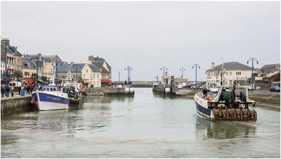 Le port de Port-en-Bessin-Huppain, dans le Calvados, où l'embarcation de migrants a été mise à l'eau. Crédit : Wikimedia Commons
