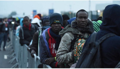 Des migrants lors de l'évacuation de la jungle de Calais, en octobre 2016. Crédit : Mehdi Chebil