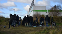 Des associations viennent à la rencontre des migrants dans un champ près de la zone commerciale Auchan/Leroy Merlin à Calais (Pas-de-Calais), le 2 décembre 2021.  (JULIETTE CAMPION / FRANCEINFO)