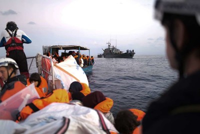 Ici en arrière-plan, les gardes-côtes libyens en approche durant les négociations avec l'« Aquarius », le 23 septembre. SAMUEL GRATACAP POUR LE MONDE