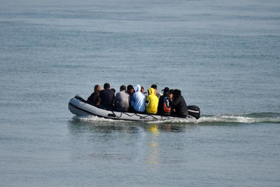 Des migrants venant de Douvres, arrivent sur les côtes anglaises sur un « small boat », le 14 septembre 2020. BEN STANSALL / AFP