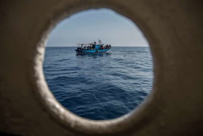 Une embarcation de migrants, vue depuis un bateau de l’ONG Open Arms, en Méditerranée, le 30 juin. Olmo Calvo / AP