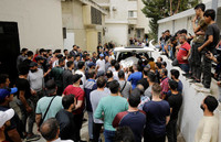 Des proches de victimes du naufrage à l'entrée de la morgue de l'hôpital de Tripoli, au Liban, le 25 avril. © Ibrahim Chalhoub / AFP