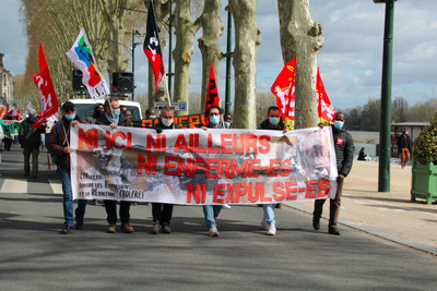 Banderole de tête de cortège lors de la manifestation à Orléans (Loiret) contre le Centre de Rétention Administrative qui doit ouvrir à Olivet (Loiret) en 2023. Crédit : Delphine Toujas