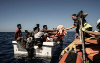 Des migrants se préparent à monter à bord du navire Ocean Viking naviguant dans les eaux internationales au large de la Libye en mer Méditerranée, après avoir été secourus par l’organisation maritime et humanitaire européenne SOS Méditerranée, le 25 octobre 2022. VINCENZO CIRCOSTA / AFP
