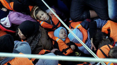 Sauvetage de migrants tentant d'atteindre l'île de Lesbos par la mer en février 2016. Crédit : AFP