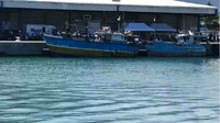 Ce petit chalutier avec 72 migrants sri-lankais à son bord avait accosté sur l'île de la Réunion le 4 février 2019. Crédit : capture d'écran Facebook live / LINFO.re