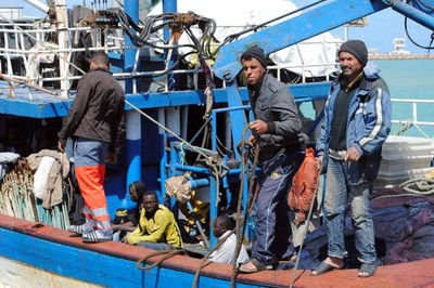 Le 21 mai 2019, dans le port de Zarzis, voisin de la Libye, des pêcheurs ramènent des migrants secourus durant leur pêche. FETHI NASRI / AFP