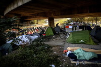 Un camp de migrants était installé dans le nord de Paris, sous l'autoroute A1, le 16 septembre 2020. (Christophe Archambault/AFP)