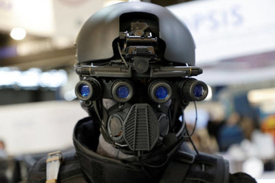 Un mannequin porte un casque équipé d'un dispositif de vision nocturne au salon Milipol 2021. - © Ludovic Marin / AFP
