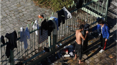 Des migrants dans le camp de Saint-Denis, dans le nord de Paris, en novembre 2020. Le campement a, depuis, été démantelé mais de nombreux exilés vivent toujours à la rue à Paris et en périphérie de la ville. Crédit : Mehdi Chebil