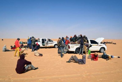 Un groupe de migrants dans le nord du Niger, en route pour la Libye, en janvier 2019. SOULEMAINE AG ANARA / AFP