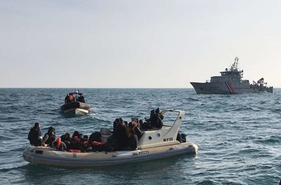 Photo de la Société nationale de sauvetage en Mer (SNSM), du 18 février 2019, montrant des sauveteurs britanniques secourant des migrants dans la Manche. HANDOUT / AFP